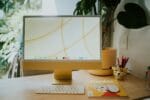 iMac 24 pouces Apple Silicon jaune reconditionné sur un bureau