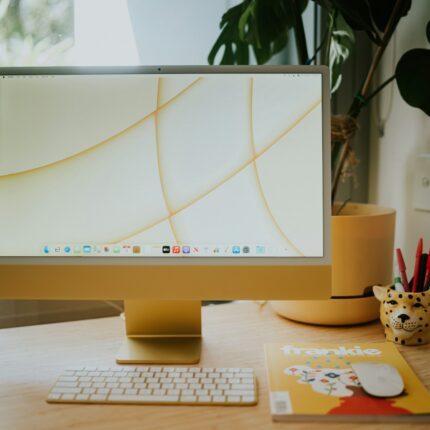 iMac 24 pouces Apple Silicon jaune reconditionné sur un bureau