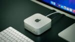 Mac mini M4 relié à un écran et un clavier