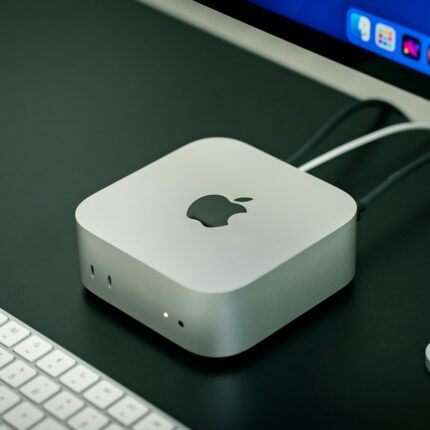 Mac mini M4 relié à un écran et un clavier