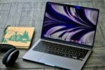 MacBook Air M2, M3 et M4 reconditionné ouvert sur un bureau