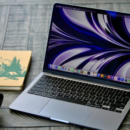 MacBook Air M2, M3 et M4 reconditionné ouvert sur un bureau