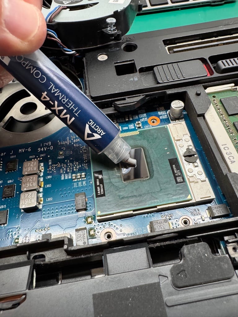 Remplacement de la pâte thermique sur le processeur d’un PC portable lent qui chauffe