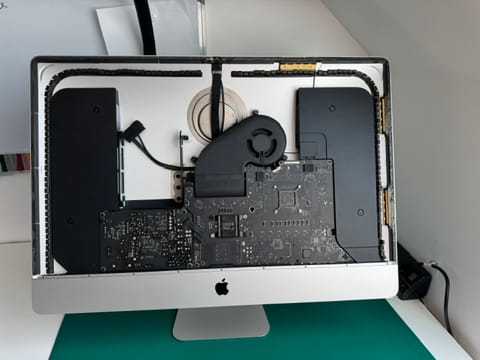 Récupération de données sur un iMac ouvert à l’atelier de Billy, près de Selles-sur-Cher