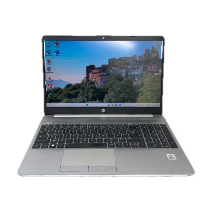 HP 250 G8 reconditionné, PC portable 15,6 pouces argent vu de face