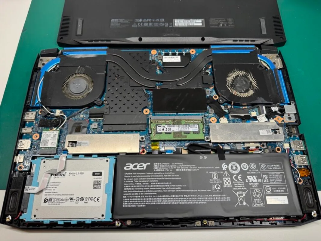 PC portable Acer ouvert : nettoyage des ventilateurs et installation d’un SSD Crucial 500 Go