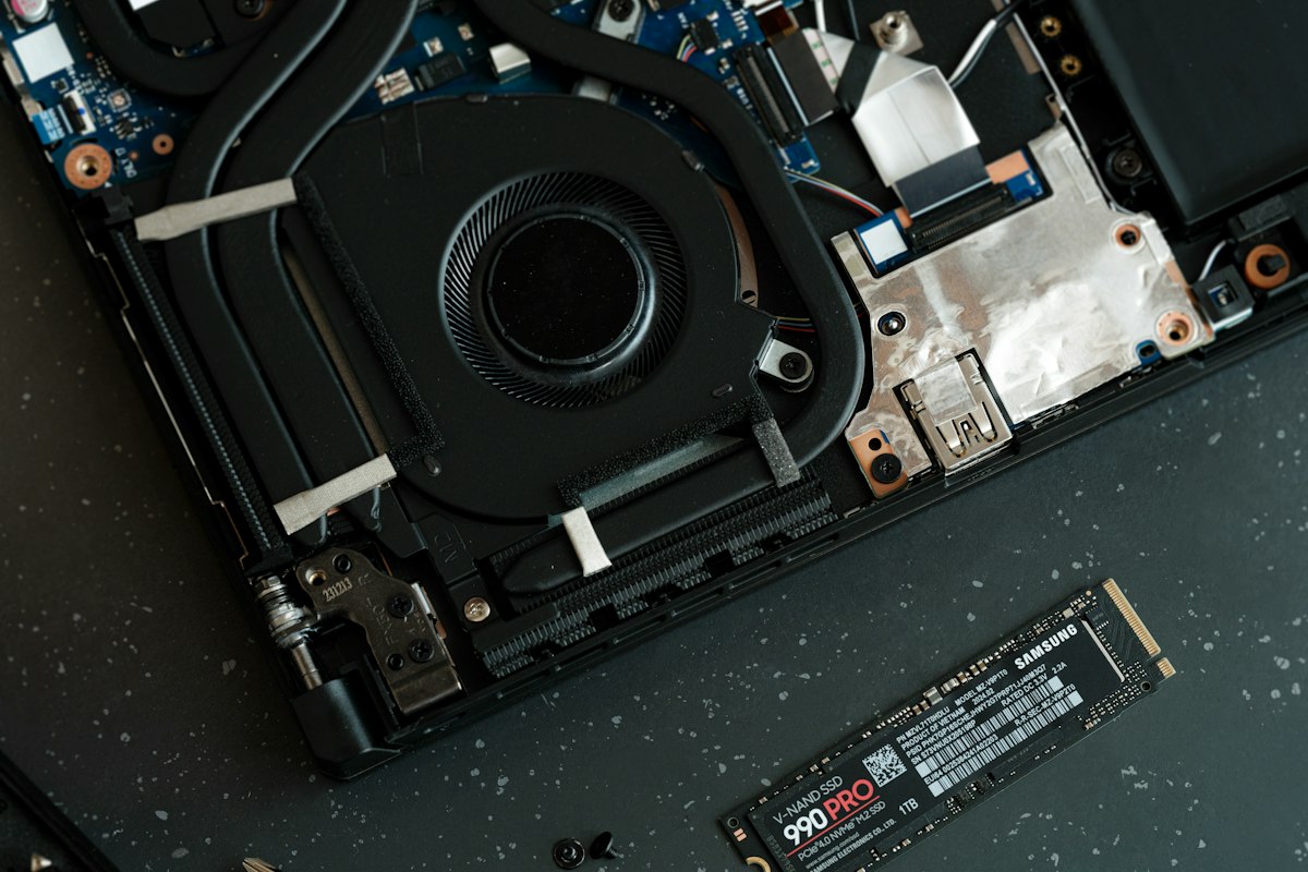 Récupération de données : ordinateur portable ouvert et SSD